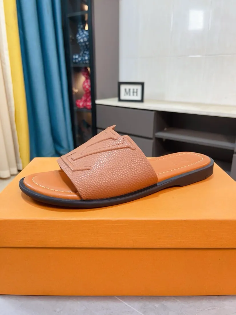 Men's shoes 💰300🌸🌸LV Ordinary men's spring and summer slippers, uppers imported from Italy, cowhide fabric, logo graphics, high-quality craftsmanship, soles: original soles specially provided by the original factory, exclusive movable molded soles super comfortable, original factory single goods, 🔍🔍high quality, you can enter and exit the counter at will, welcome to compare, size 38-45